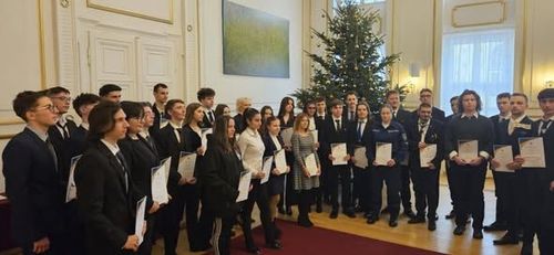 Csóka-Laczik Benedek elismerő oklevelet kapott a Városháza Dísztermében